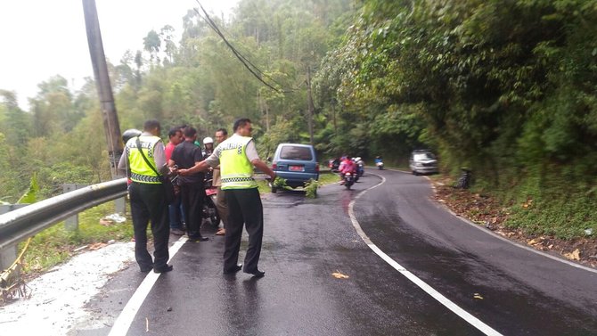 kecelakaan mobil dinas di buleleng