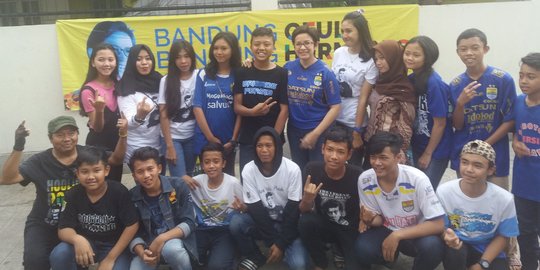 Nurul Arifin nobar Persib vs Persija, sekaligus doa bersama 100 hari wafatnya Ricko