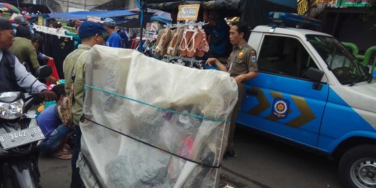 Bantah dapat upeti dari PKL Tanah Abang, Satpol PP tuding itu kerjaan preman