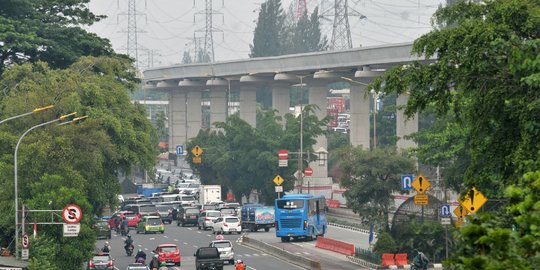 Progres pembangunan LRT di UKI Cawang