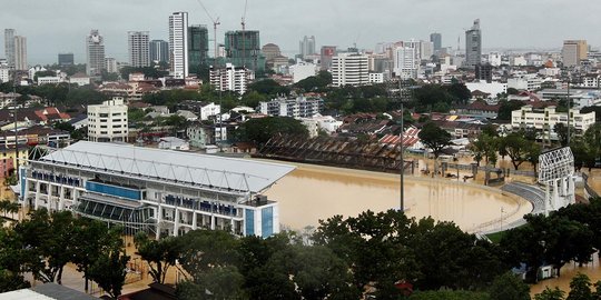 Parahnya banjir di Malaysia, sulap stadion jadi mirip kolam raksasa