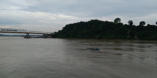 Enceng gondok Sungai Mahakam hambat pencarian korban tenggelam ditabrak ponton