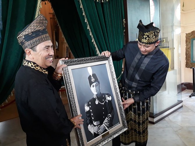 agus yudhoyono ziarah ke makam sultan syarif kasim ii di siak