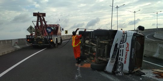 Mobil bawa 8 turis Taiwan terguling di Tol Bali