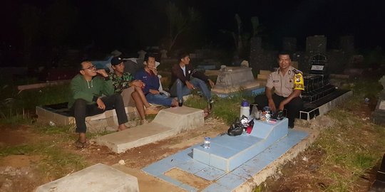 Tradisi jaga makam warga Gunungkidul yang meninggal malam Selasa Kliwon