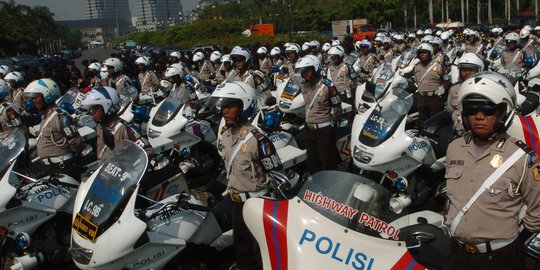 Heboh di medsos, ini sosok Polantas yang peluk pemotor saat hindari razia