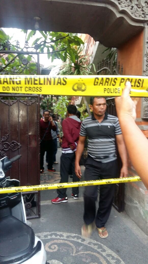 polisi gerebek rumah wakil ketua dprd bali komang swastika