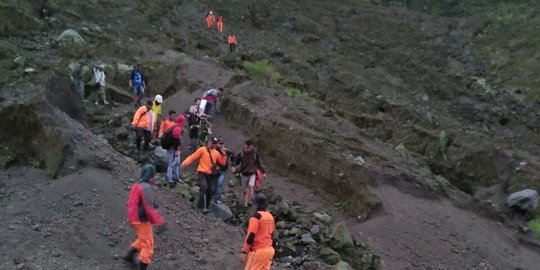 Kondisi 9 pendaki pasca terjebak di puncak Gunung Kelud