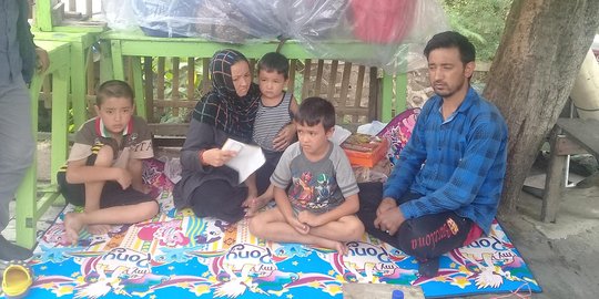 Keluarga asal Afghanistan menggelandang di depan rumah ...