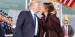 Trump dan Melania pamer kemesraan saat tiba di Korea Selatan