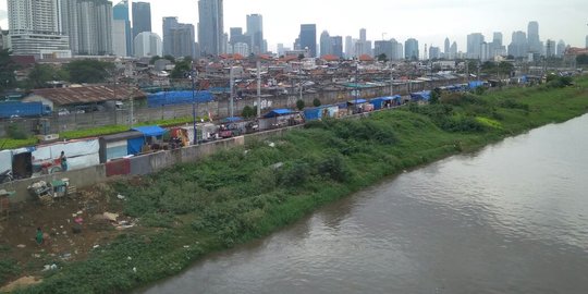 Menengok lapak Kanal Banjir Barat yang terancam digusur Sandiaga