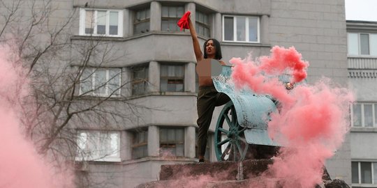 Aksi aktivis FEMEN bertelanjang dada peringati Revolusi Bolshevik