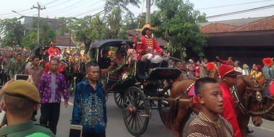 Berangkat ke lokasi akad, Kahiyang satu kereta kencana dengan Gibran & Jan Ethes