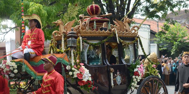 Kemeriahan kirab pernikahan Kahiyang-Bobby
