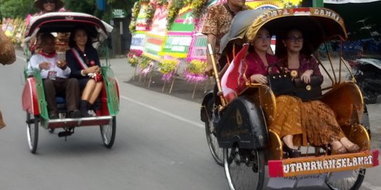 Puluhan tukang becak mulai angkut tamu pernikahan Kahiyang-Bobby