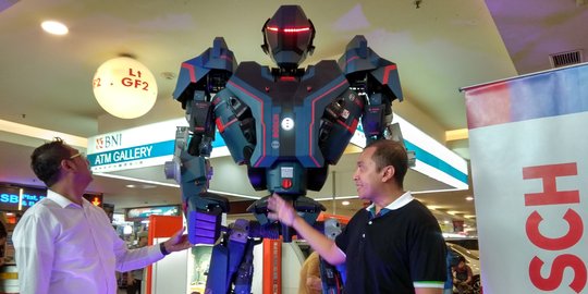 Bosch pamerkan robot setinggi 2,8 meter di LTC Glodok