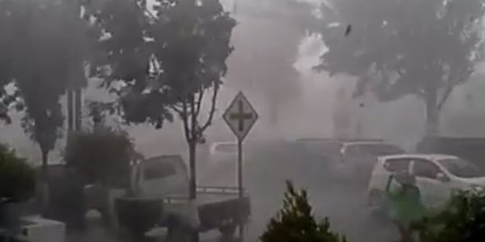 Hujan lebat & angin kencang di Banjarnegara, 1 tewas tertimpa pohon