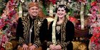 Wajah semringah Kahiyang-Bobby di tengah kemewahan pernikahan adat Jawa