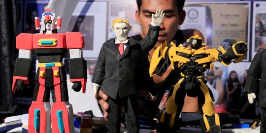 Menyulap sandal bekas jadi Trump dan Transformers