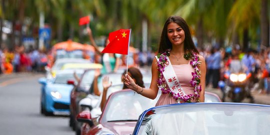 Gaya kontestan Miss World tebar pesona di atas supercar