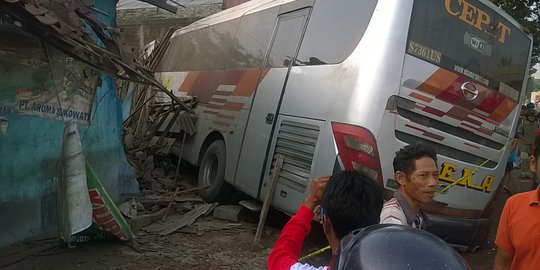 Bus Eka vs truk angkut besi di Karanganyar, kernet tewas terjepit