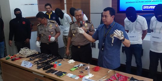 Polisi tangkap 4 pria pelaku BDSM sesama jenis, cambuk & rantai disita