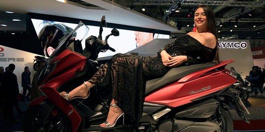 Deretan model seksi hiasi Milano Moto Show