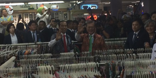 Blusukan ke Bogor Trade Mall, Jokowi ajak Presiden Korsel beli batik