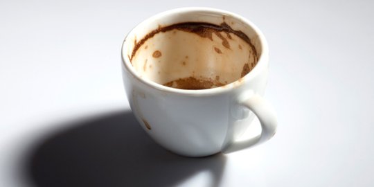 gelas atau mug secara seksama
