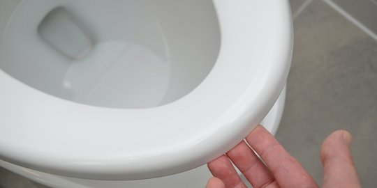 dudukan toilet sebelum menggunakannya