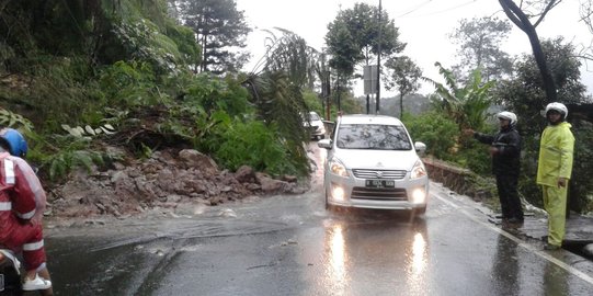 Jalur Puncak longsor, 1 pengendara motor luka tertimpa batang pohon