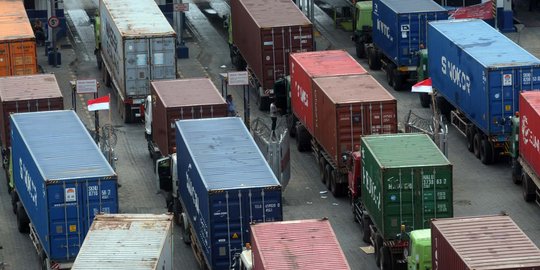 Beda suara pemerintah dan pengusaha soal pembatasan truk besar di tol Cikampek