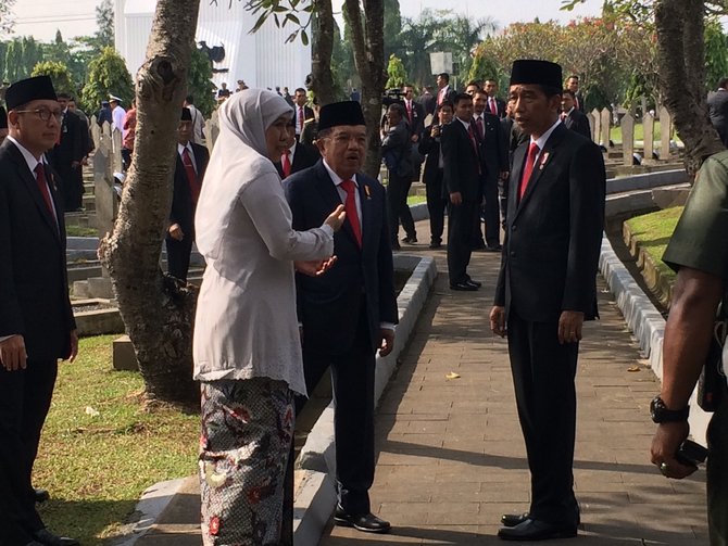 jokowi pimpin upacara dan kunjungi makan pahlawan di tmp kalibata