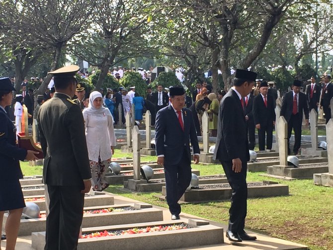 jokowi pimpin upacara dan kunjungi makan pahlawan di tmp kalibata
