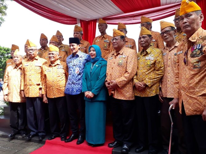 sandiaga pimpin upacara peringatan hari pahlawan di lapangan eks irti