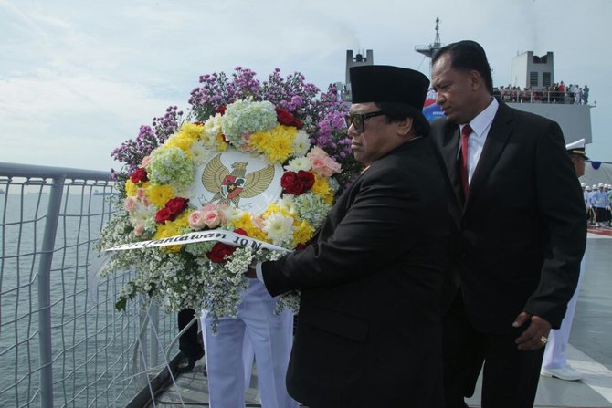 oesman sapta pimpin upacara hari pahlawan di tengah laut