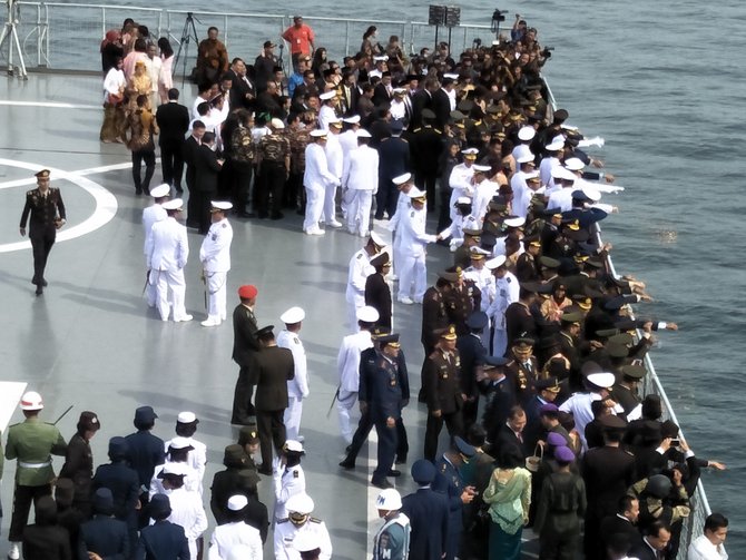 oesman sapta pimpin upacara hari pahlawan di tengah laut