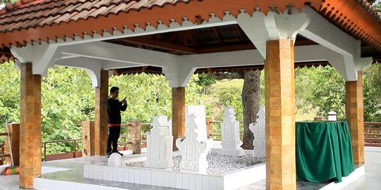 Melihat makam Laksamana Malahayati yang telah dipercantik