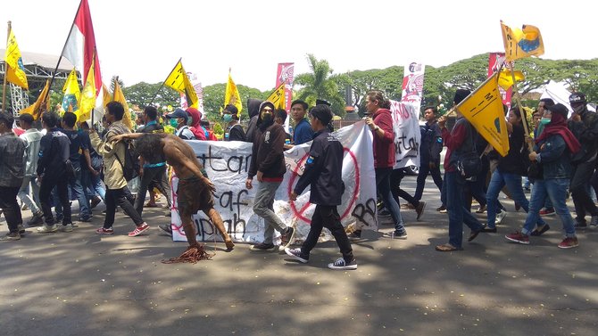 demo mahasiswa warnai peringatan hari pahlawan di malang
