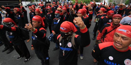 Tuntut upah layak, buruh geruduk kantor Gubernur Sumut