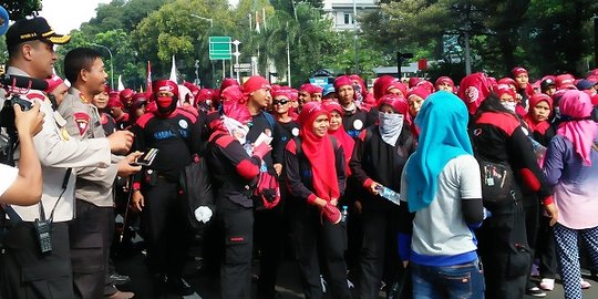 Dari Balai Kota DKI, massa buruh long march ke Istana Negara