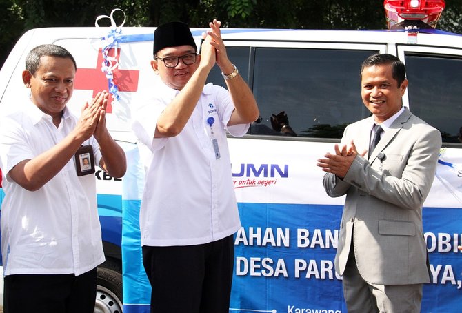 peruri serahkan mobil ambulans untuk desa parungmulya di kabupaten karawang