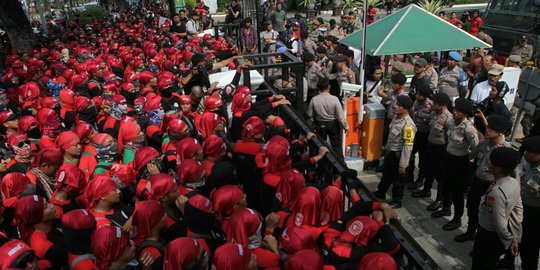 Ribuan buruh geruduk Balai Kota tolak nominal UMP 2018