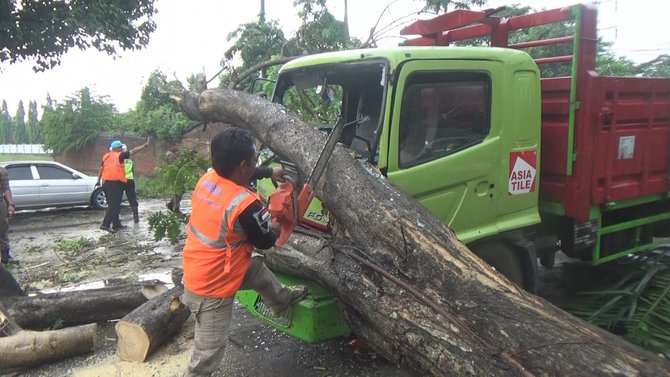 puting beliung di mojokerto timpa truk