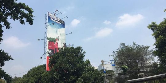 Agustinus kembali berulah, kali ini panjat billboard di Gatot Subroto