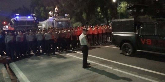 Tegang dengan polisi, buruh mau ke Balai Kota bubar setelah digertak