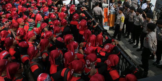 Kontrak politik pemicu kekecewaan buruh ke Anies-Sandi