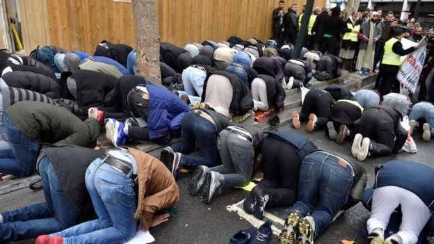 politikus prancis demo salat jumat