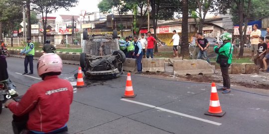 Mobil terbalik usai tabrak separator Transjakarta di Jati Padang