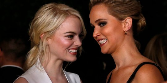 Tingkah unik Jennifer Lawrence dan Emma Stone di Governors Awards
